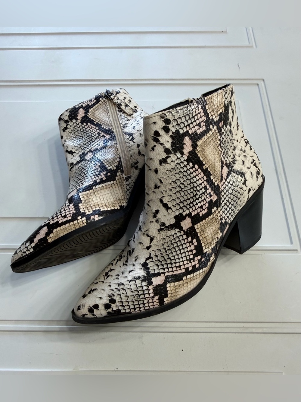 Scoop Women’s Sz 8.5 Black White Faux Snakeskin Heel Boots Booties - Picture 1 of 8